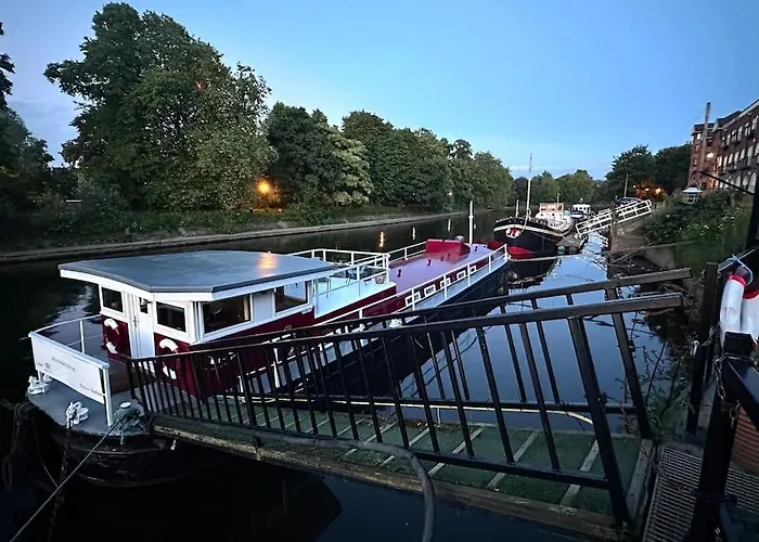 Unique Houseboat Experience I Break Úszó hotel *