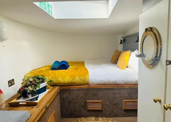 Úszó hotel Unique Houseboat Experience I Break *